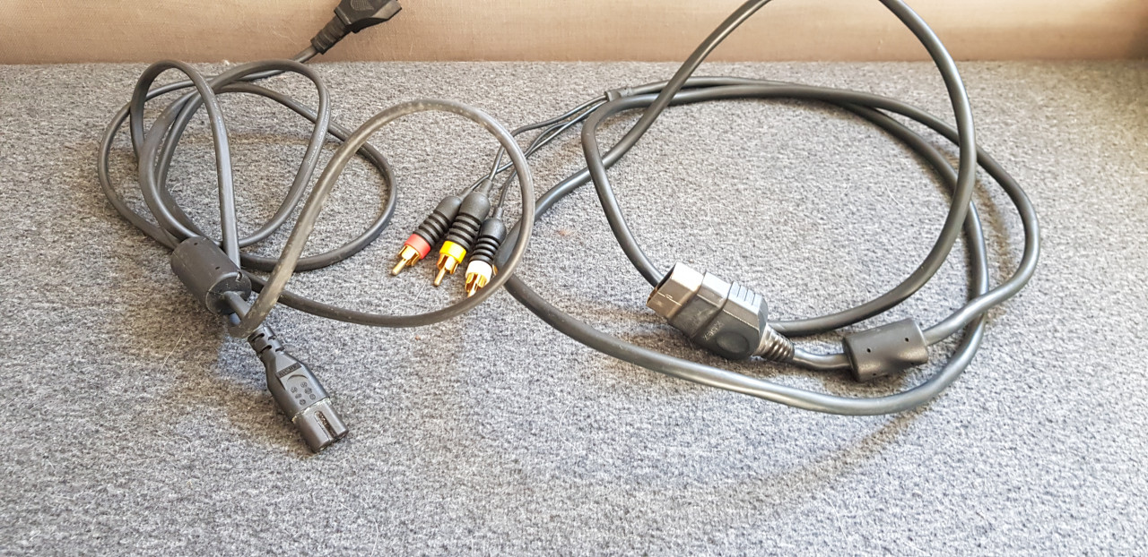 Cables alimentation et video XBox .. Grenier du Geek