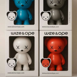 Lot de 4 figurines Wize & Ope (rouge, blanche, bleue, gris) – Rare
