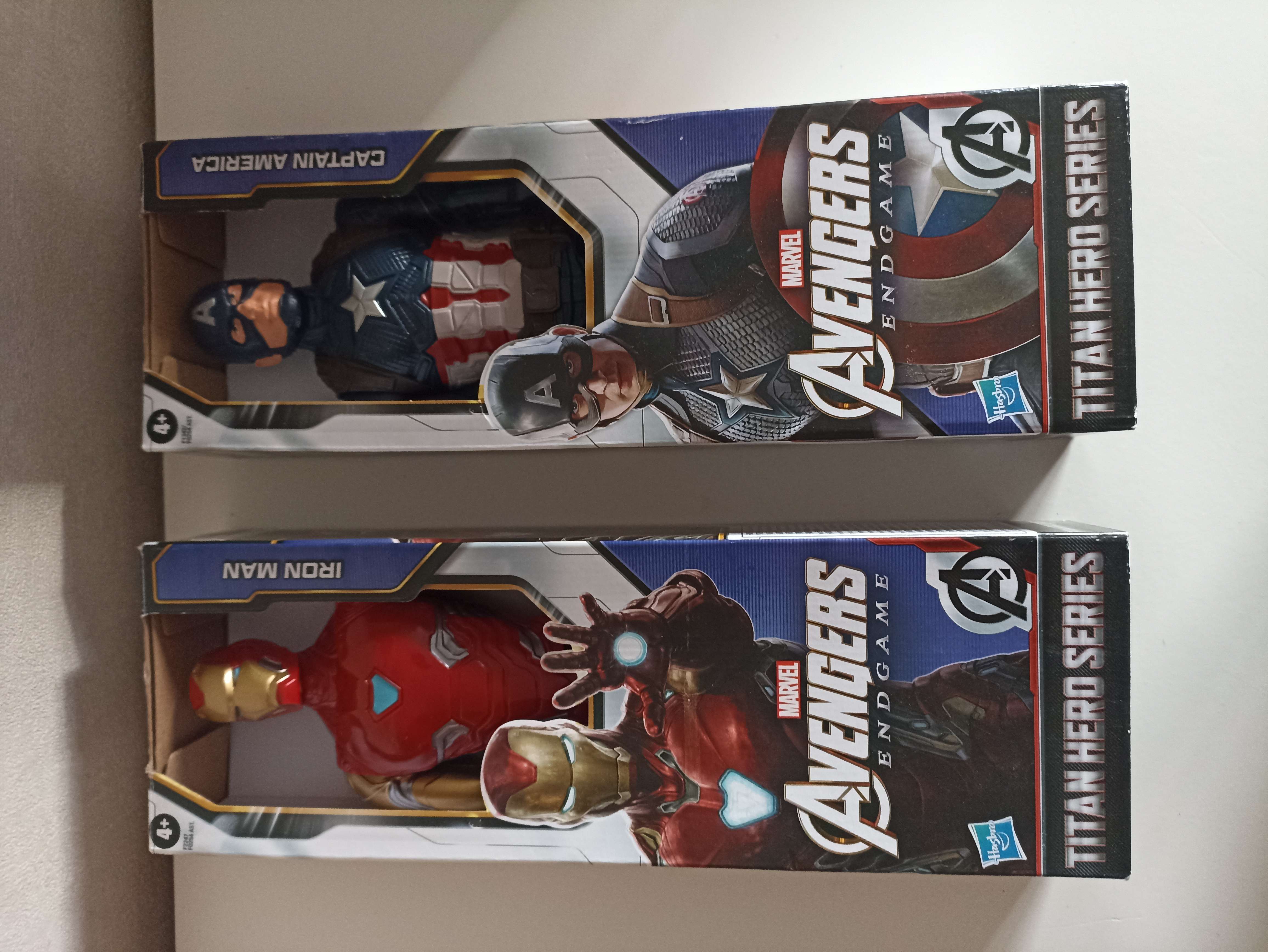 lot 2 figurines avengers