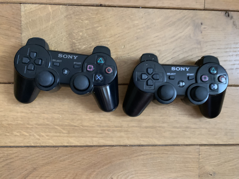 2 manettes PS3 .:. Grenier du Geek