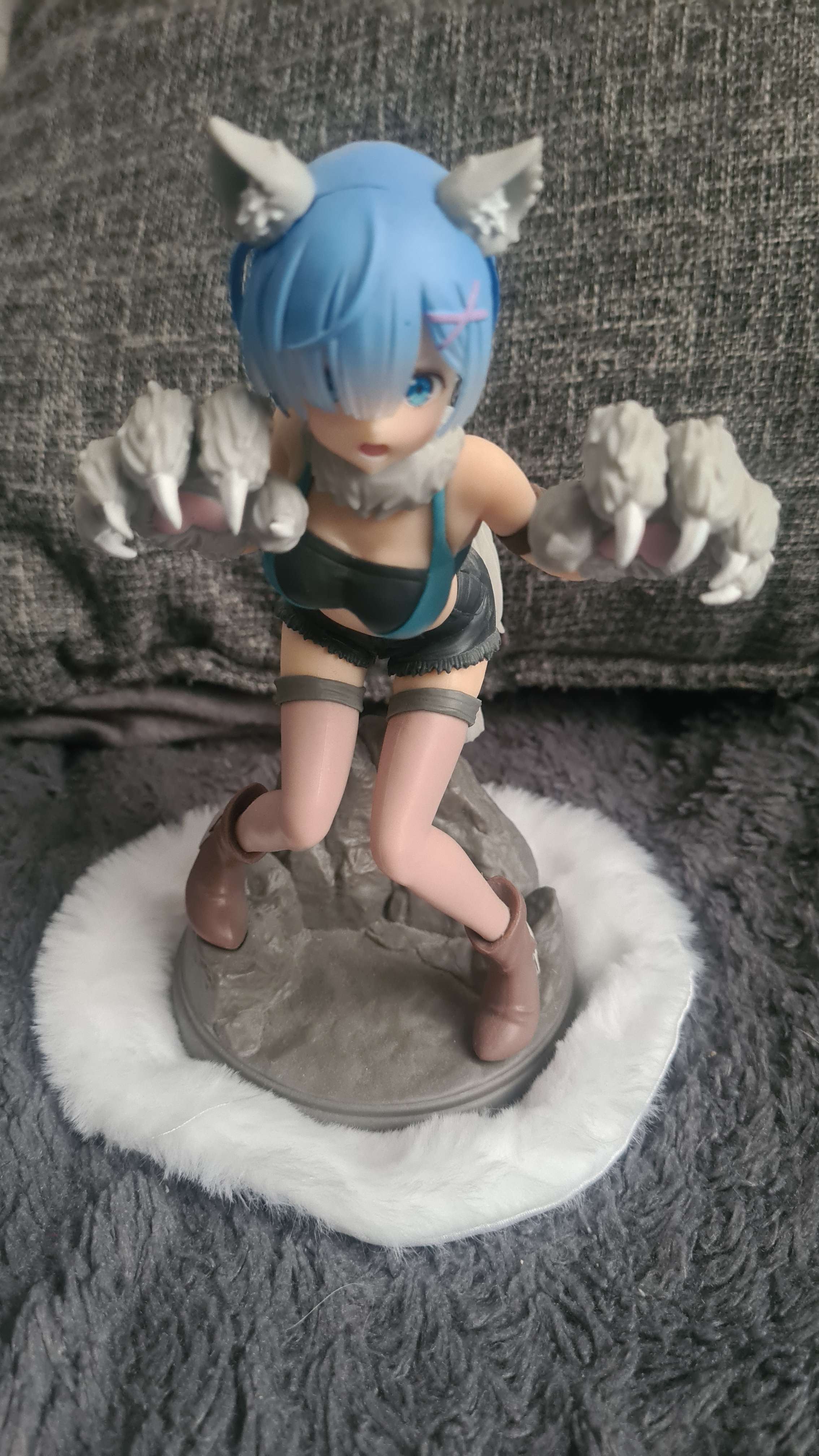 figurina anime Rem loup garou