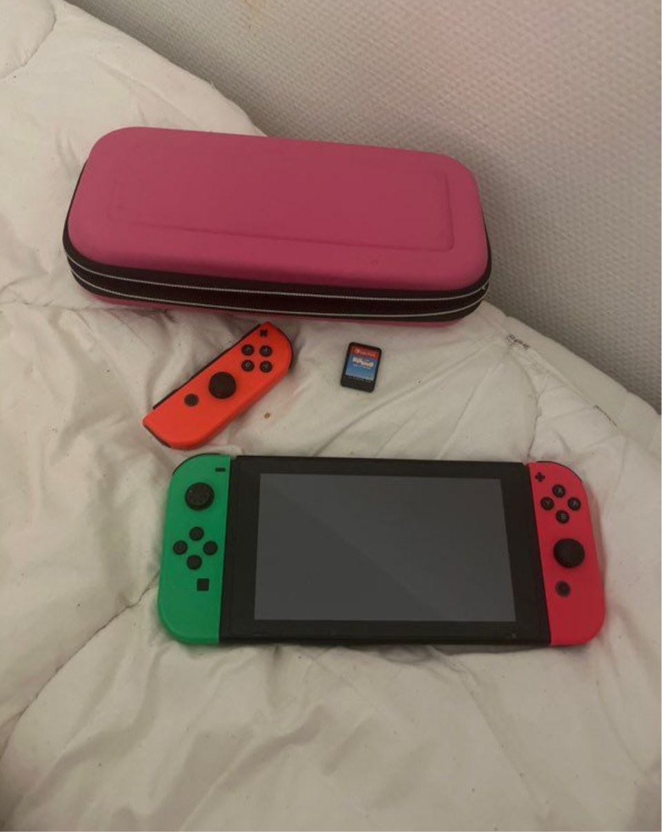 Nitendo Swich + Pochette de rangement + Sisters 1 +  1 joyco,