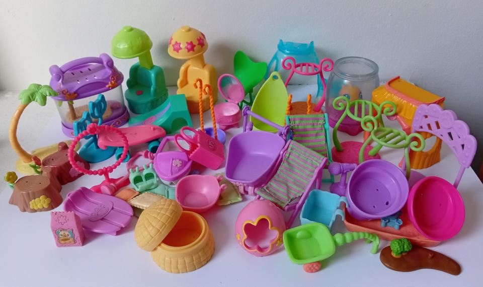 Vends lot de divers accessoires authentiques Littlest Pet shop, divers accessoire surprise de 2004 à 2008 et Figurine (N°10) Poisson dans son vivarium. LPS10 Génération 1