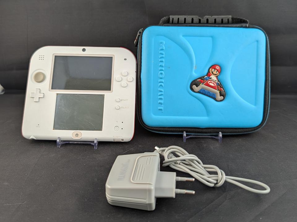 Nintendo 2DS Blanche Et Rouge + Chargeur