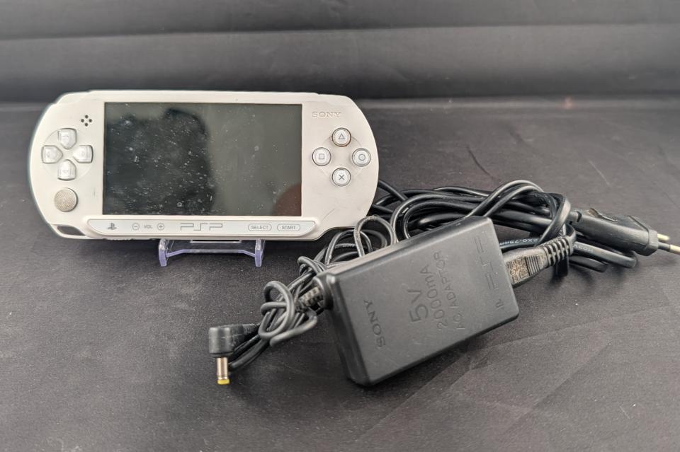 Playstation Portable PSP E1004 Blanche + Chargeur