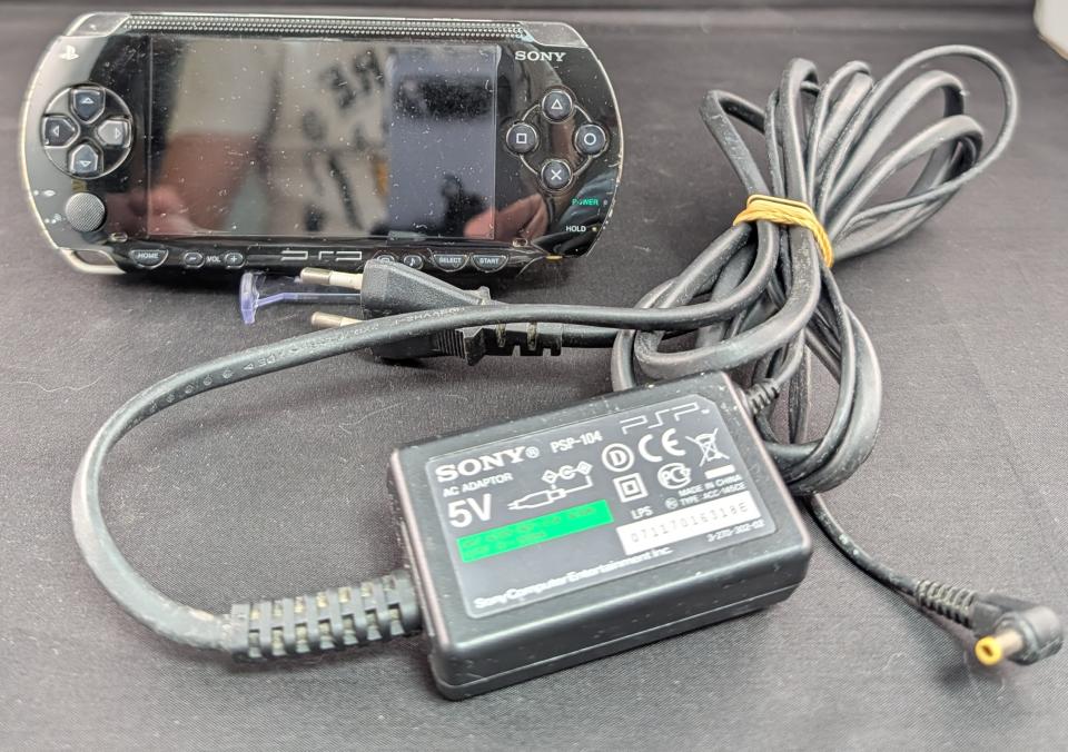 Playstation Portable PSP 1004 + Chargeur Officiel